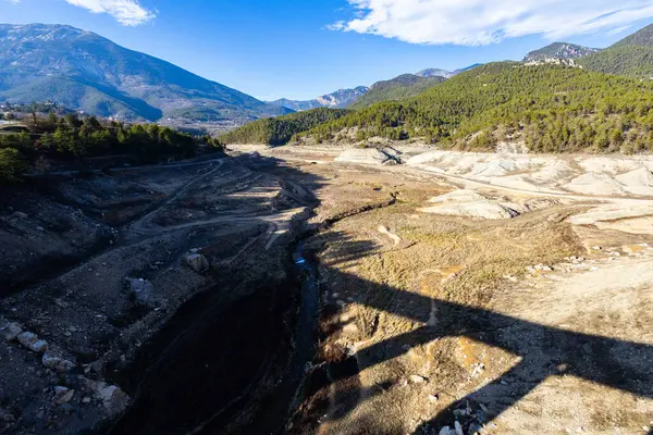La Llosa Del Cavall Barajı 'nda su eksikliği. Bataklık yağmur eksikliğinden dolayı çok düşük su seviyesinde. Çölleşme, iklim değişikliği, çevre sorunları. Lleida, İspanya. Şubat 2024