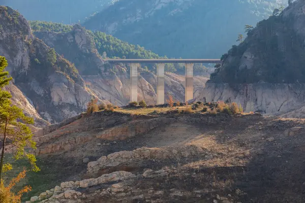 La Llosa Del Cavall Barajı 'nda su eksikliği. Bataklık yağmur eksikliğinden dolayı çok düşük su seviyesinde. Çölleşme, iklim değişikliği, çevre sorunları. Lleida, İspanya. Şubat 2024
