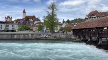 Thun, İsviçre 'de büyüleyici bir bahar sahnesi. Tarihi binalar, akan bir nehir ve güzel bir gökyüzü..