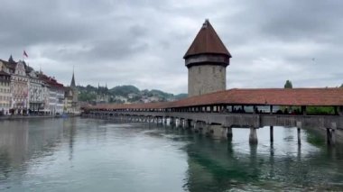 Lucerne, İsviçre 'de güzel bir bahar günü. Tarihi mimari, pitoresk bir köprü ve sakin sular sergileniyor..