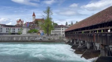 Thun, İsviçre 'de büyüleyici bir bahar sahnesi. Tarihi binalar, akan bir nehir ve güzel bir gökyüzü..