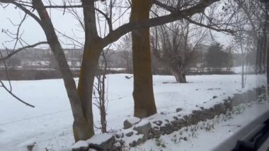 Kış boyunca Puigcerda, La Cerdanya, Pyrenees, İspanya 'daki bir kamp alanından karlar yağdı..