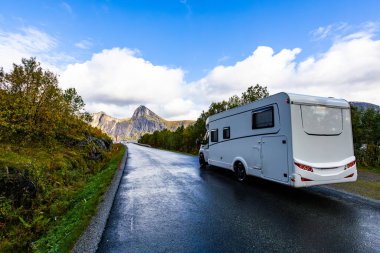 Norveç 'in Senja Adası' nın sonbahar manzarasında, fiyortları ve dağları olan bir karavan..