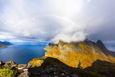 Norveç 'in Senja Adası' ndaki Segla Dağı 'nın çarpıcı sonbahar manzarası dramatik uçurumlar ve fiyortlarla.