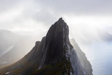 Norveç 'in Senja Adası' ndaki Segla Dağı 'nın çarpıcı sonbahar manzarası dramatik uçurumlar ve fiyortlarla.