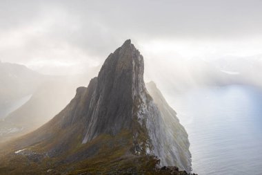 Norveç 'in Senja Adası' ndaki Segla Dağı 'nın çarpıcı sonbahar manzarası dramatik uçurumlar ve fiyortlarla.