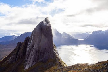 Norveç 'in Senja Adası' ndaki Segla Dağı 'nın çarpıcı sonbahar manzarası dramatik uçurumlar ve fiyortlarla.