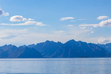 Lofoten Adaları, Norveç 'te sonbahar manzarası, renkli yeşillikler ve barışçıl fiyort içerir..