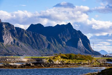Lofoten Adaları, Norveç 'te sonbahar manzarası, renkli yeşillikler ve barışçıl fiyort içerir..