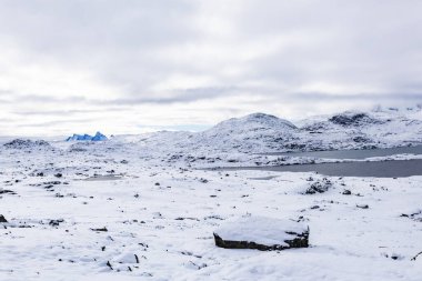 Norveç 'in güneyindeki Sognefjellsvegen yolu boyunca uzanan kış manzarası, karla kaplı dağlar ve geniş, sakin bir arazi içerir..