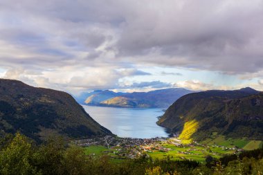 Norveç, Lofoten Adaları 'ndaki Henningsvaer manzarası