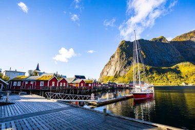Norveç 'in Lofoten Adaları' ndaki Reine köyünün üzerinde güzel bir gün doğumu..