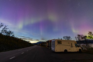 Eylül 'de Kiruna, İsveç' te karavan ve kuzey ışıkları