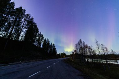 İsveç 'in Kiruna kentindeki kuzey ışıkları Eylül ayında sakin suları yıldızlar ve ormanlarla yansıtıyor..