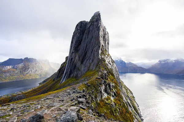 Norveç 'in Senja Adası' ndaki Segla Dağı 'nın çarpıcı sonbahar manzarası dramatik uçurumlar ve fiyortlarla.