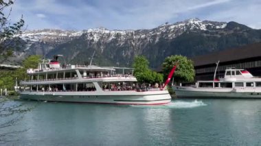 İlkbaharda Interlaken, İsviçre 'de güzel binalar, sakin bir nehir ve çarpıcı bir dağ manzarası sergilenir..