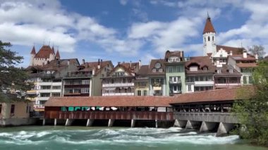 Thun, İsviçre 'de büyüleyici bir bahar sahnesi. Tarihi binalar, akan bir nehir ve güzel bir gökyüzü..