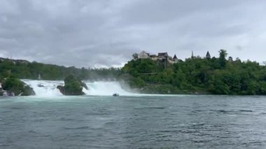 İsviçre 'nin Neuhausen am Rheinfall şehrindeki Ren Şelaleleri' nde güçlü şelaleler ve manzaralı çevreler mevcuttur..