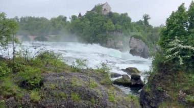 İsviçre 'nin Neuhausen am Rheinfall şehrindeki Ren Şelaleleri' nde güçlü şelaleler ve manzaralı çevreler mevcuttur..