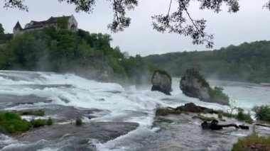 İsviçre 'nin Neuhausen am Rheinfall şehrindeki Ren Şelaleleri' nde güçlü şelaleler ve manzaralı çevreler mevcuttur..