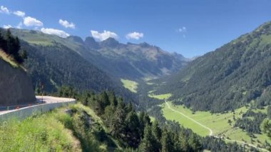 Baqueira, İspanya 'da yaz manzarası, yemyeşil vadiler, görkemli dağlar ve açık mavi bir gökyüzü..