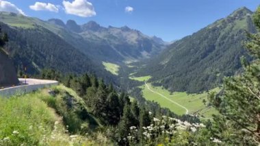 Baqueira, İspanya 'da yaz manzarası, yemyeşil vadiler, görkemli dağlar ve açık mavi bir gökyüzü..