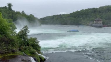 İsviçre 'nin Neuhausen am Rheinfall şehrindeki Ren Şelaleleri' nde güçlü şelaleler ve manzaralı çevreler mevcuttur..