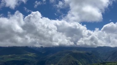 Serra del Cadi, La Cerdanya, İspanya 'da gökyüzünde süzülen akbabalar dramatik bulutların altında.