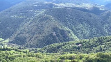 Serra del Cadi, La Cerdanya, İspanya 'da gökyüzünde süzülen akbabalar dramatik bulutların altında.
