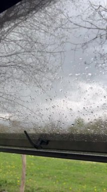 İspanya 'nın La Cerdanya şehrinde yağmurlu ve fırtınalı bir günde penceresi açık bir karavanın içine bakın..