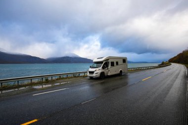 Norveç 'in Lyngen Alpleri' nin sonbahar manzarasında yol kenarına parketmiş bir karavan..