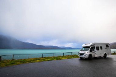 Norveç 'in Lyngen Alpleri' nin sonbahar manzarasında yol kenarına parketmiş bir karavan..