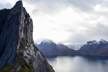 Norveç 'in Senja Adası' ndaki Segla Dağı 'nın çarpıcı sonbahar manzarası dramatik uçurumlar ve fiyortlarla.