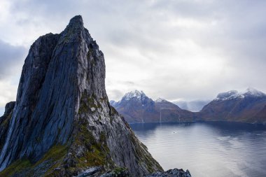 Norveç 'in Senja Adası' ndaki Segla Dağı 'nın çarpıcı sonbahar manzarası dramatik uçurumlar ve fiyortlarla.