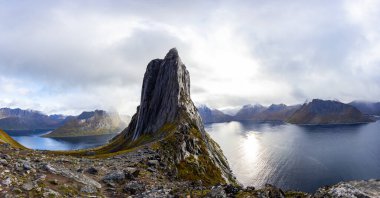 Norveç 'in Senja Adası' ndaki Segla Dağı 'nın çarpıcı sonbahar manzarası dramatik uçurumlar ve fiyortlarla.