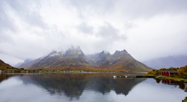 Lofoten Adaları, Norveç 'te sonbahar manzarası, renkli yeşillikler ve barışçıl fiyort içerir..