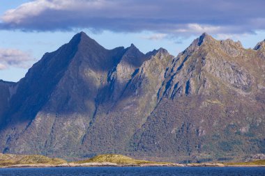 Lofoten Adaları, Norveç 'te sonbahar manzarası, renkli yeşillikler ve barışçıl fiyort içerir..