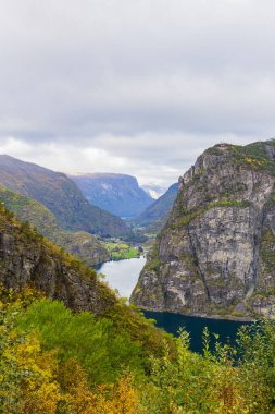 Norveç 'in Steine kentindeki Hagatunnel yolunun dramatik uçurumları, yeşil alanları ve sonbahar renkleriyle manzarası.