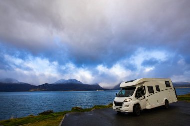 Norveç 'in Lyngen Alpleri' nin sonbahar manzarasında yol kenarına parketmiş bir karavan..