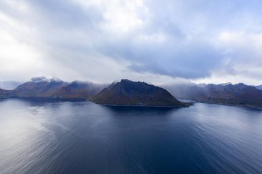 Norveç 'in Senja Adası' ndaki Segla Dağı 'nın çarpıcı sonbahar manzarası dramatik uçurumlar ve fiyortlarla.