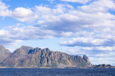 Lofoten Adaları, Norveç 'te sonbahar manzarası, renkli yeşillikler ve barışçıl fiyort içerir..