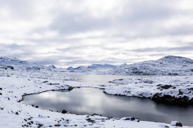 Norveç 'in güneyindeki Sognefjellsvegen yolu boyunca uzanan kış manzarası, karla kaplı dağlar ve geniş, sakin bir arazi içerir..