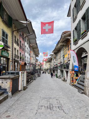 Thun, İsviçre; 5 Mayıs 2024: Thun, İsviçre 'de tarihi binalar, akan bir nehir ve güzel bir gökyüzü ile büyüleyici bir bahar sahnesi. 4K UHD