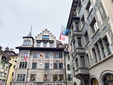 Lucerne, İsviçre; 6 Mayıs 2024, Lucerne, İsviçre 'de tarihi binaları ve bulutlu gökyüzü olan bir teknenin yer aldığı bahar günü. 4K UHD