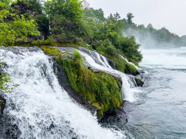 İsviçre 'nin Neuhausen am Rheinfall kentindeki Ren Şelaleleri' nde güçlü şelaleler ve manzaralı çevreler mevcuttur. 4K UHD