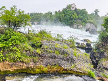 İsviçre 'nin Neuhausen am Rheinfall kentindeki Ren Şelaleleri' nde güçlü şelaleler ve manzaralı çevreler mevcuttur. 4K UHD