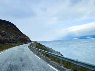 Norveç, Senja Adası 'ndaki Kuşatma Tüneli ve Skarvbergtunnelen tünellerine giden yol.