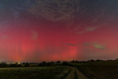 Göz kamaştırıcı kırmızı Aurora Borealis görüntüsü Les Garrigues, Lleida, İspanya 'daki gece gökyüzünü aydınlatıyor. Ekim 2024, büyüleyici bir görüntü yaratıyor.