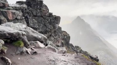 Norveç, Senja 'da okyanusun üzerindeki Segla zirvesini sis kaplıyor.