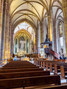 Strasbourg, Fransa; 7 Mayıs 2024: Strasbourg, Fransa 'da bahar mevsimi, parlak bir gökyüzüne sahip güzel bir nehir boyunca yarım ahşap binalar sergiliyor. 4K UHD